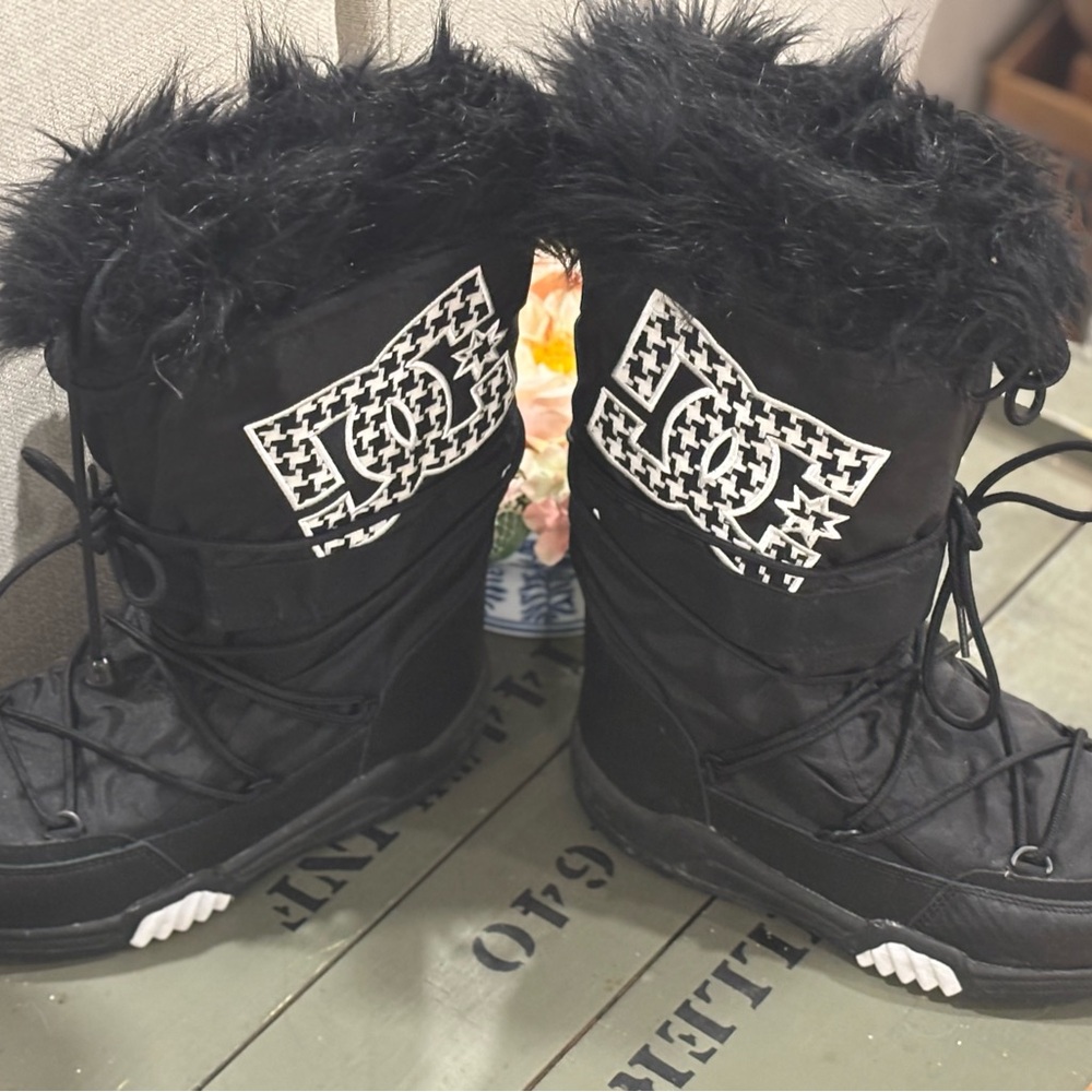 Y2K DC CHALET BOOTS WITH FUR TRIM RARE & IN INCREDIBLE CONDITION - Picture 2 of 12